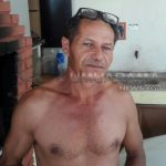 dono da arma com logo