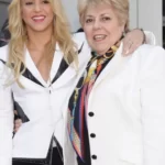 Shakira_ganha_colo_da_mae_e_registra_o_momento