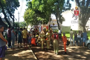 10 pessoas caem dentro de cova no DF 1