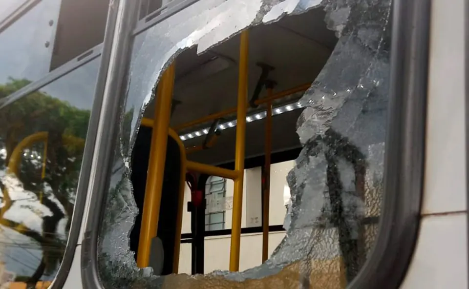 onibus apedrejado quartel pm 1