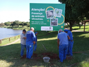 Placas alertam populacao sobre riscos de alimentar animais silvestres