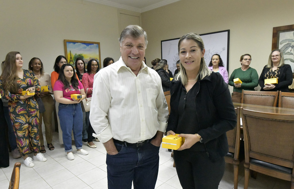 Diretoras das 43 unidades de educacao de Umuarama ganham smartphone 2
