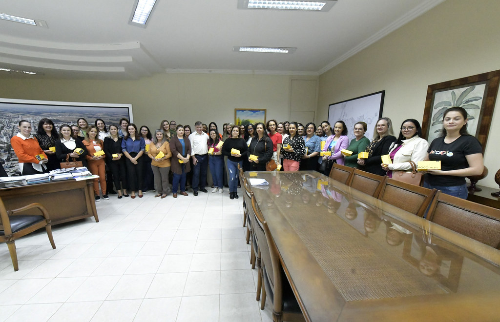 Diretoras das 43 unidades de educacao de Umuarama ganham smartphone