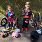 Jovens pilotos de bike de Umuarama se destacam em competicao catarinense