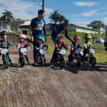 Jovens pilotos de bike de Umuarama se destacam em competicao catarinense 2