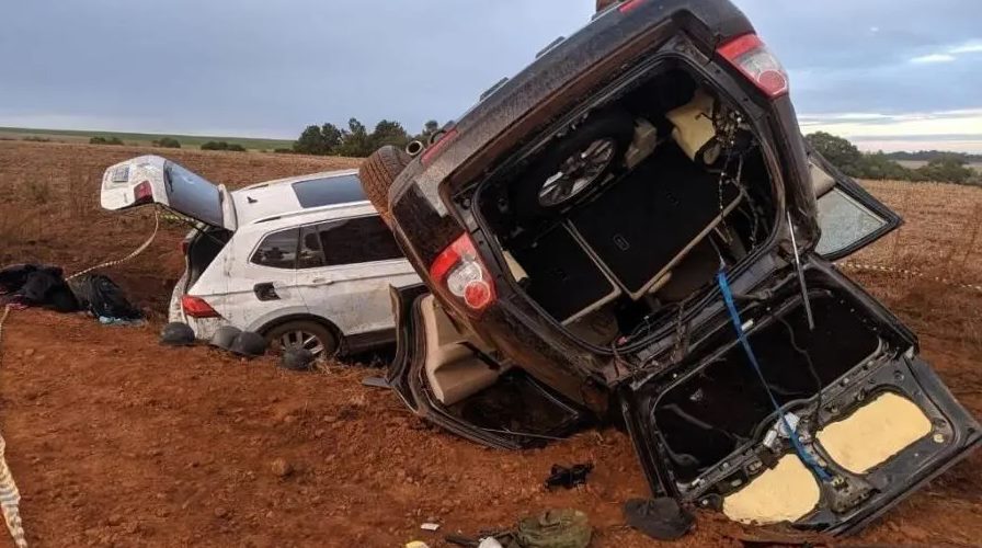 Carros usados por criminosos durante tentativa de assalto a empresa de Guarapuava