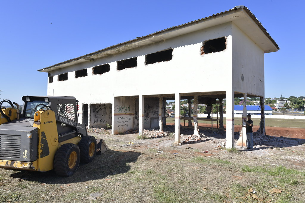 Implantacao de area de lazer avanca com reforma de predio e construcao das quadras esportivas