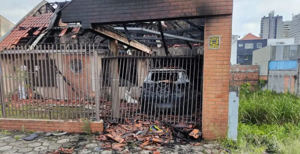 incendio carro destroi casa curitiba 2 960x721.jpeg e1729260569909