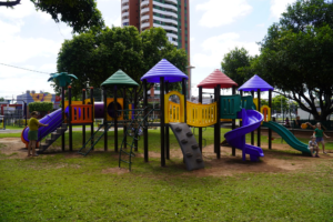 Criancas ganham brinquedos acessiveis para PcD e novo parquinho na Miguel Rossafa 3