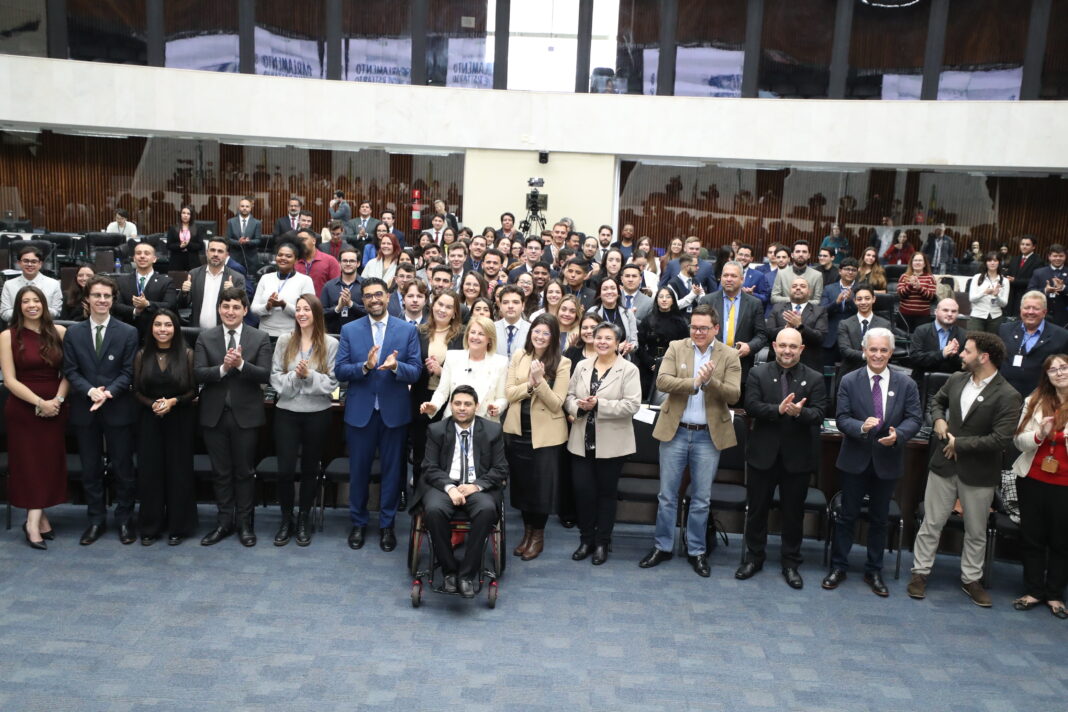 Participantes do Parlamento Universitário 2025
