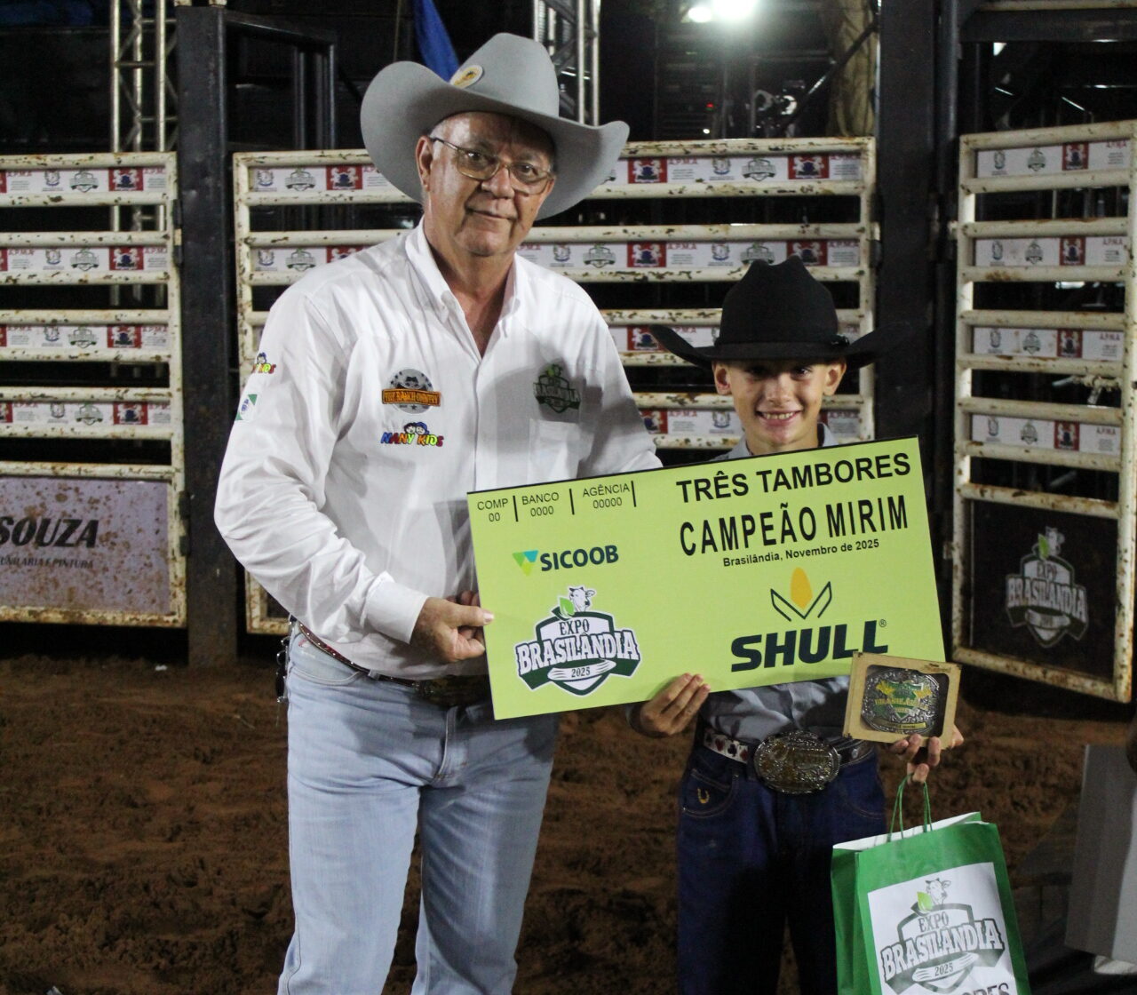 Nicolas Pierangeli e Humberto Teixeira diretor do rodeio junto com campeão na categoria Mirim da prova dos três tambores